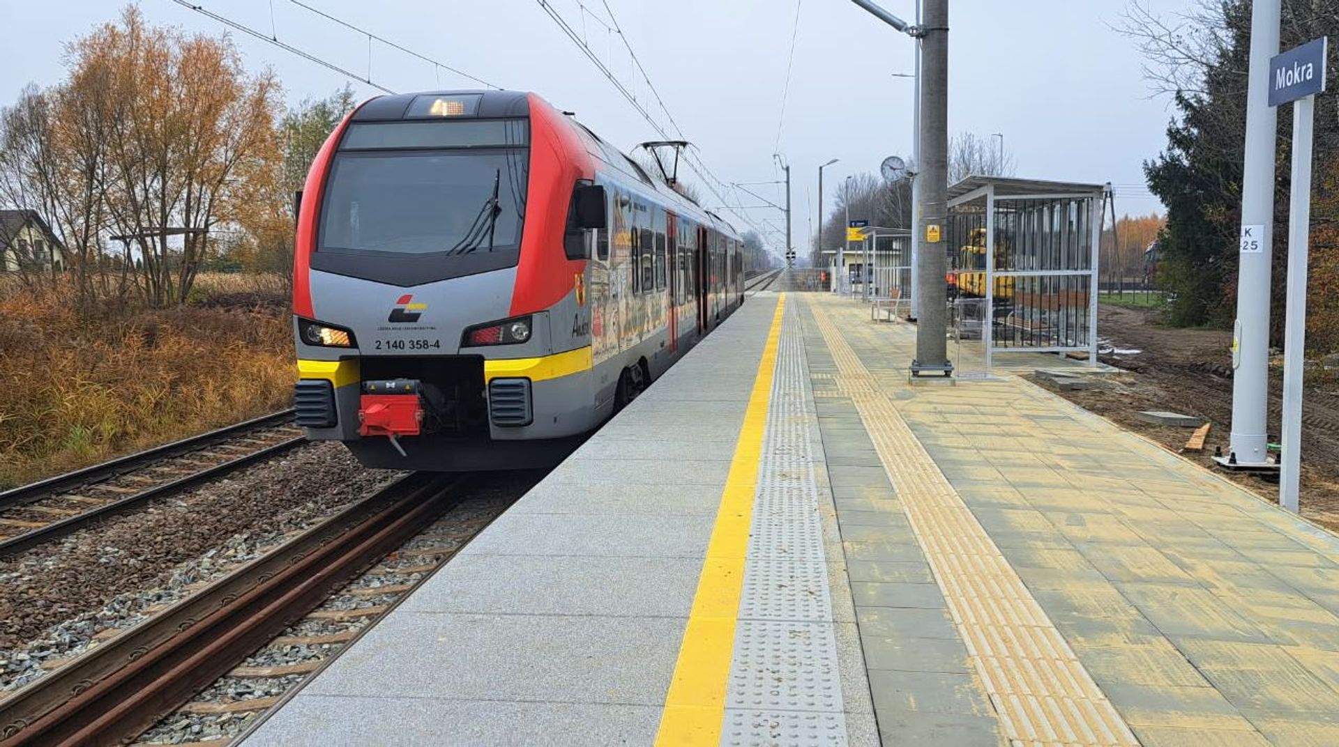 Nowym torem ze Skierniewic do Bełchowa, podróżni korzystają z komfortowych peronów