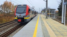 Nowym torem ze Skierniewic do Bełchowa, podróżni korzystają z komfortowych peronów