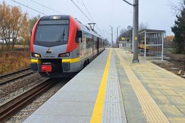 Nowym torem ze Skierniewic do Bełchowa, podróżni korzystają z komfortowych peronów