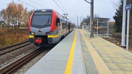 Nowym torem ze Skierniewic do Bełchowa, podróżni korzystają z komfortowych peronów