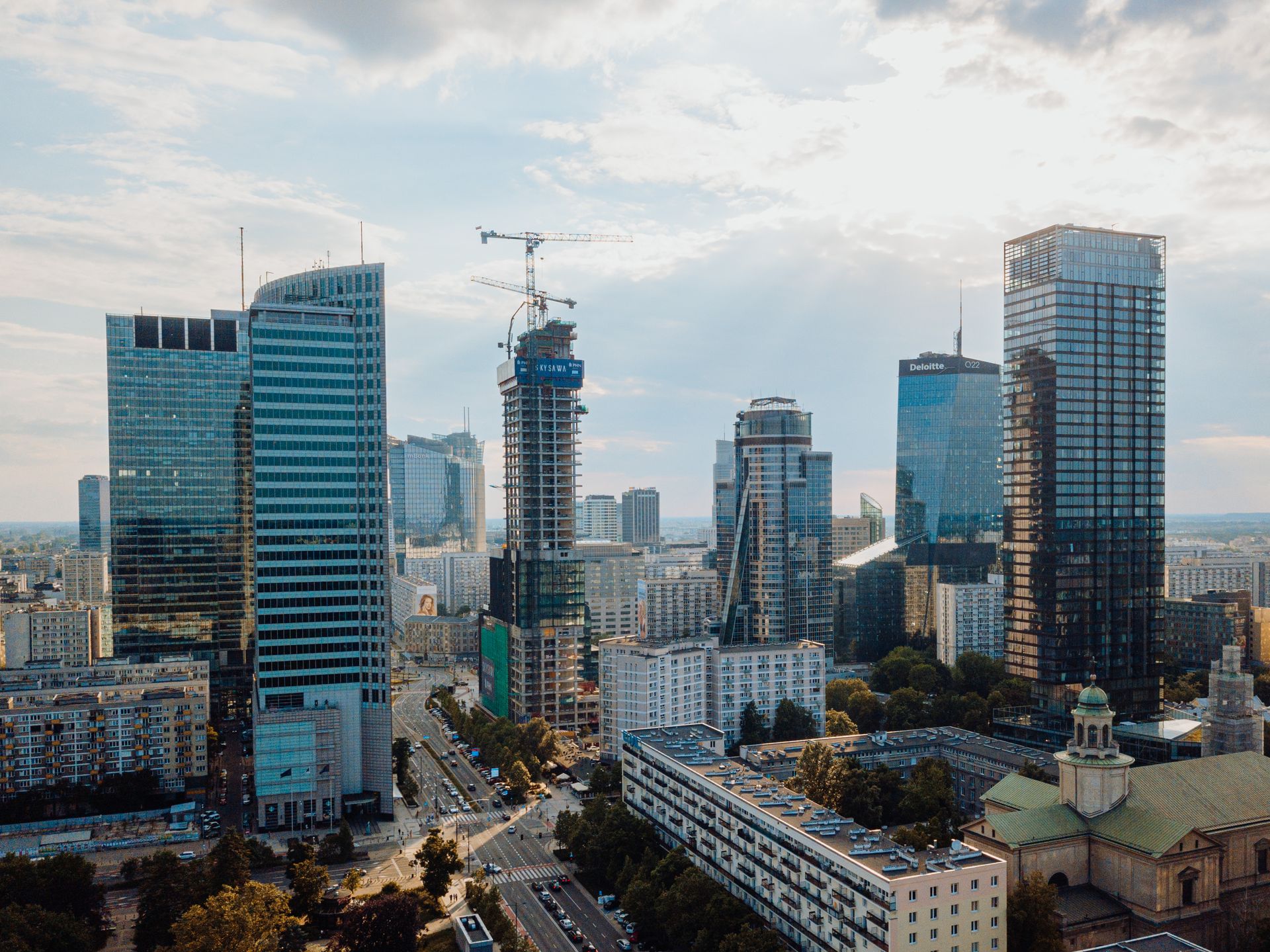 W centrum Warszawy trwa budowa 155-metrowego wieżowca Skysawa 