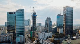 W centrum Warszawy trwa budowa 155-metrowego wieżowca Skysawa [FILM]