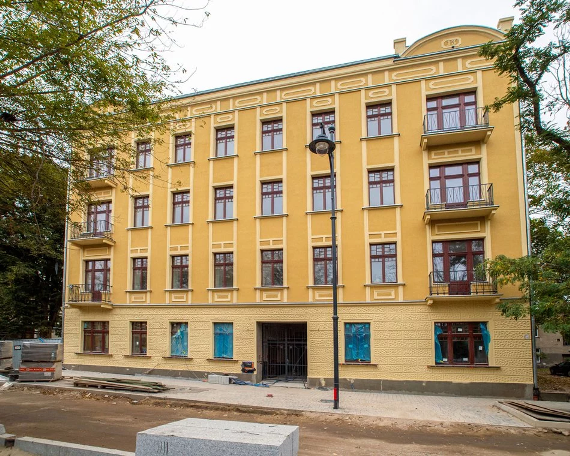 Rewitalizacja centrum Łodzi. Mielczarskiego – pięknieją budynki przy nowym woonerfie 