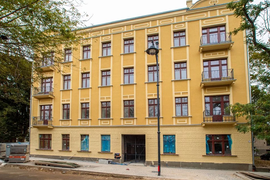 Rewitalizacja centrum Łodzi. Mielczarskiego – pięknieją budynki przy nowym woonerfie [ZDJĘCIA]