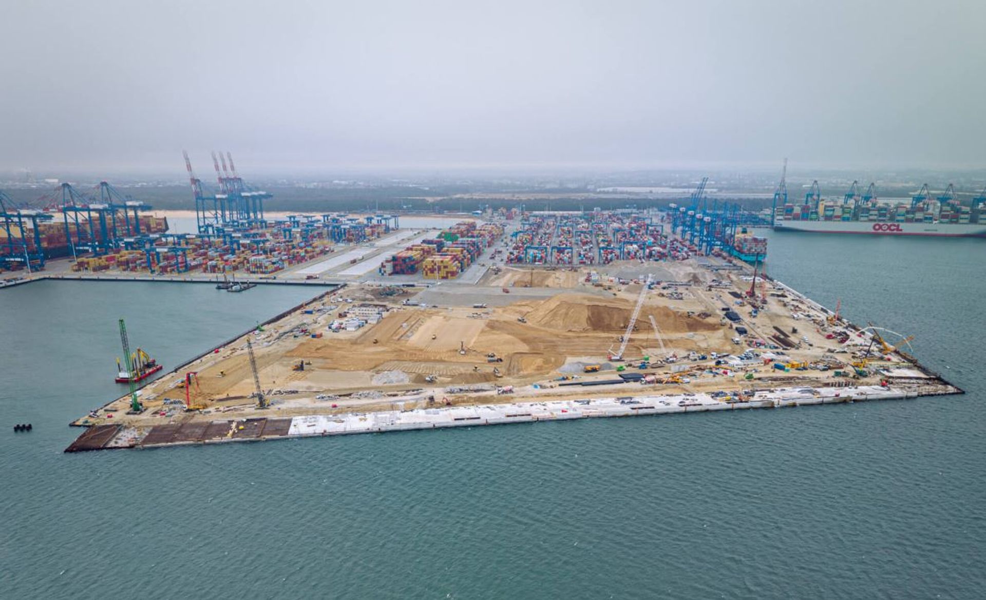 Na budowie wielkiego terminala T5 w Gdańsku trwają intensywne prace konstrukcyjne i ziemne 