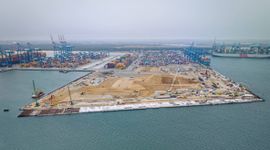 Na budowie wielkiego terminala T5 w Gdańsku trwają intensywne prace konstrukcyjne i ziemne [FILM+ZDJĘCIA]