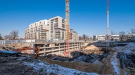 [Wrocław] Tuż nad Oławą rosną apartamenty. Praca na budowie wre [FOTO]