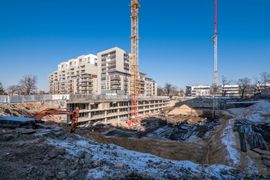 [Wrocław] Tuż nad Oławą rosną apartamenty. Praca na budowie wre [FOTO]