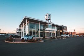 Rynek autosalonów w Polsce w przebudowie: marki relokują i konwertują obiekty