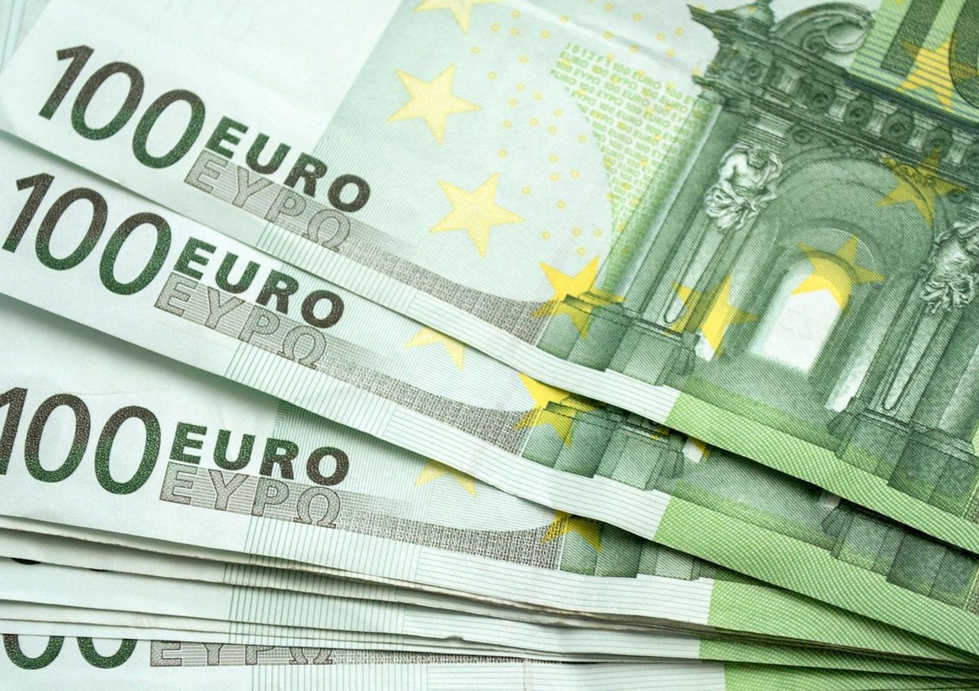 Co stanie się z kursem euro w Polsce na początku 2024 roku? Opinie