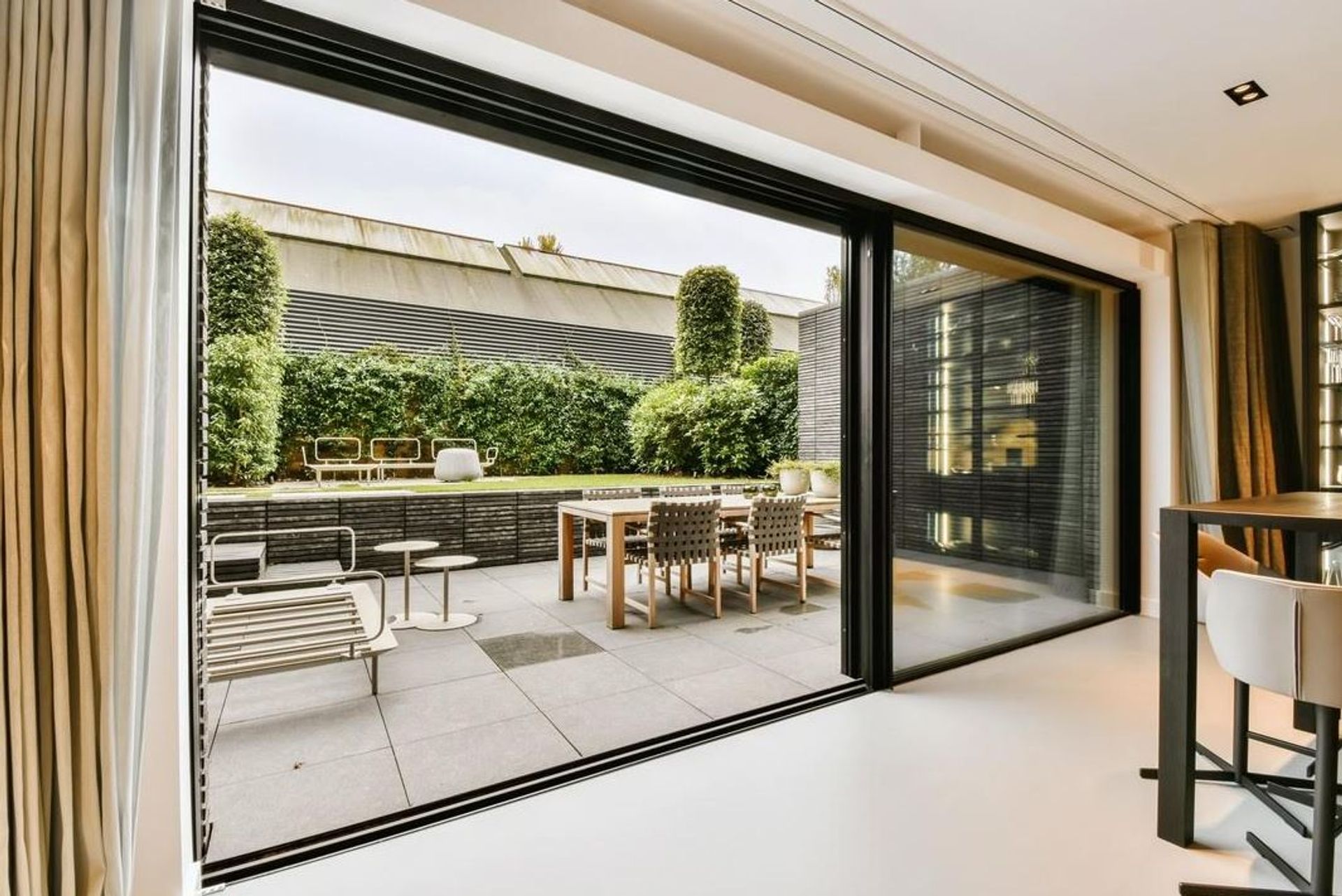 Produkty premium w nowoczesnym domu – na co zwrócić uwagę, wybierając wielkogabarytowe drzwi przesuwne?