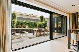 Produkty premium w nowoczesnym domu – na co zwrócić uwagę, wybierając wielkogabarytowe drzwi przesuwne?