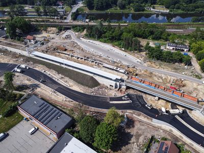 Węzeł przesiadkowy Gliwice-Łabędy na półmetku prac. Nowy układ drogowy i nowa stacja nabierają kształtów