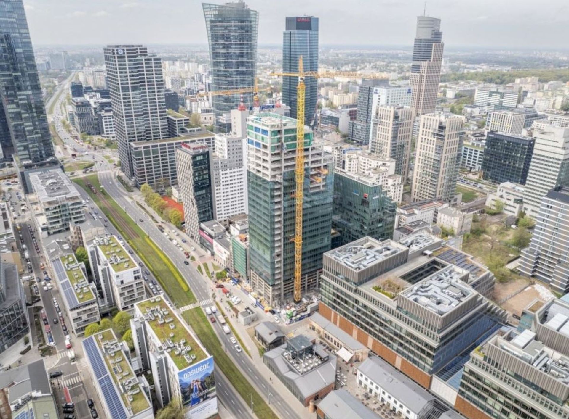 Nowy wieżowiec w centrum Warszawy z wiechą 