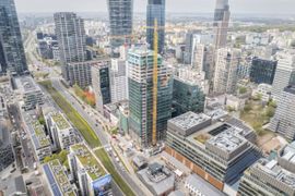 Nowy wieżowiec w centrum Warszawy z wiechą [FILMY]