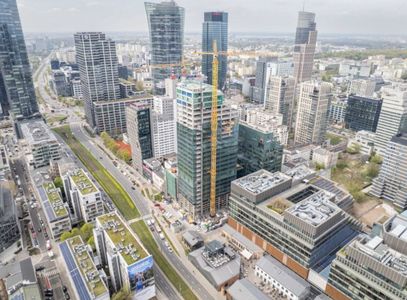 Nowy wieżowiec w centrum Warszawy z wiechą [FILMY]