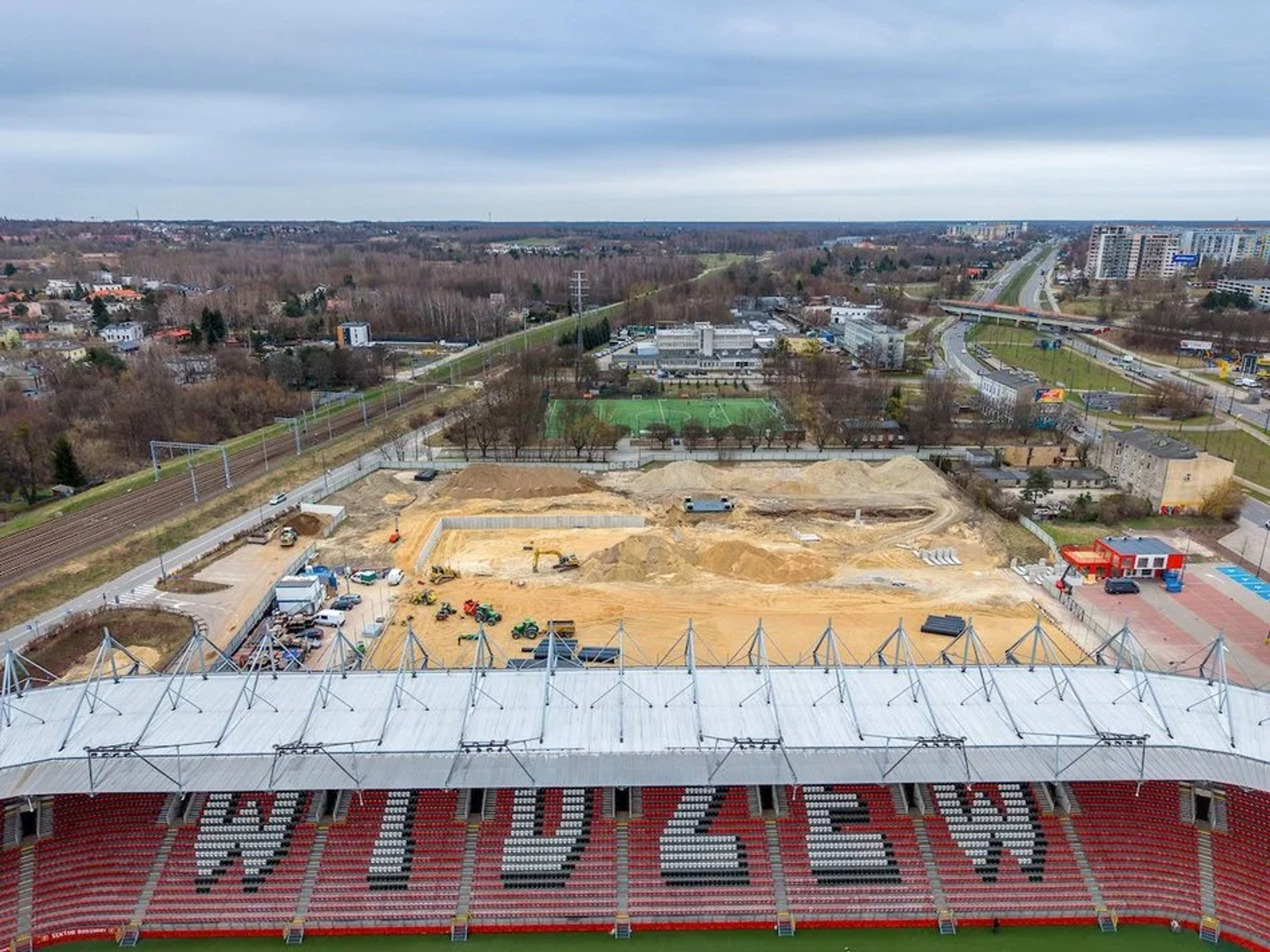 Boisko treningowe przy stadionie Widzewa Łódź nabiera kształtów. Trwa sportowa ofensywa w Łodzi! 