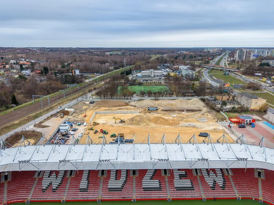 Boisko treningowe przy stadionie Widzewa Łódź nabiera kształtów. Trwa sportowa ofensywa w Łodzi! [ZDJĘCIA]