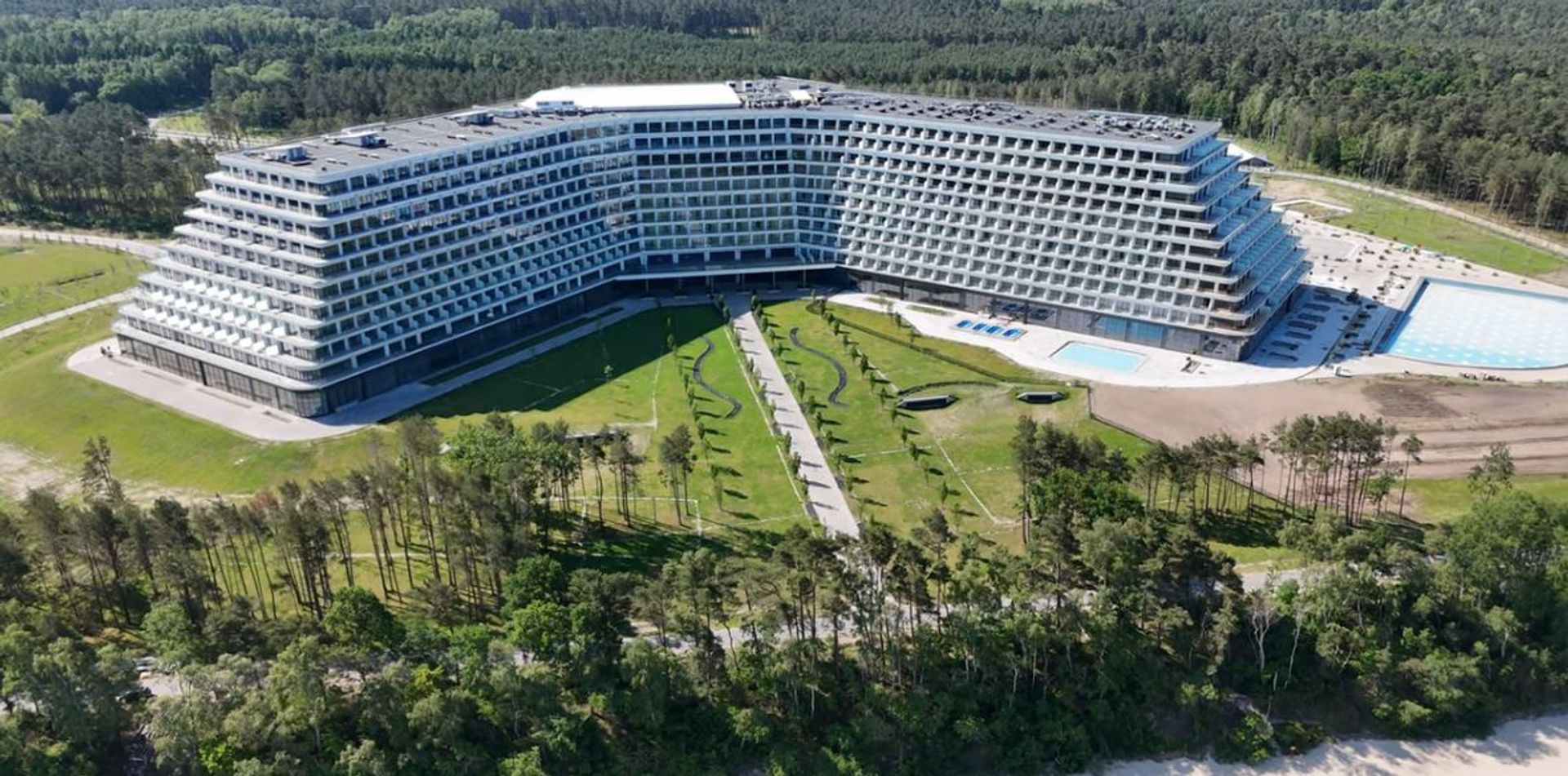 Hotel Gołębiewski w Pobierowie wciąż zamknięty. Kiedy ruszy "polski Dubaj"? 