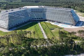 Hotel Gołębiewski w Pobierowie wciąż zamknięty. Kiedy ruszy "polski Dubaj"? [FILMY]
