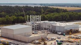 Opolskie: Nowa fabryka Baumit pnie się w górę. W Zimnej Wódce rośnie 63-metrowa wieża technologiczna [ZDJĘCIA]
