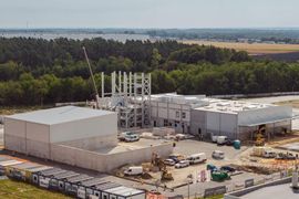 Opolskie: Nowa fabryka Baumit pnie się w górę. W Zimnej Wódce rośnie 63-metrowa wieża technologiczna [ZDJĘCIA]