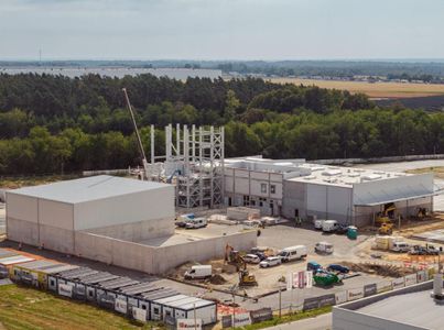 Opolskie: Nowa fabryka Baumit pnie się w górę. W Zimnej Wódce rośnie 63-metrowa wieża technologiczna [ZDJĘCIA]