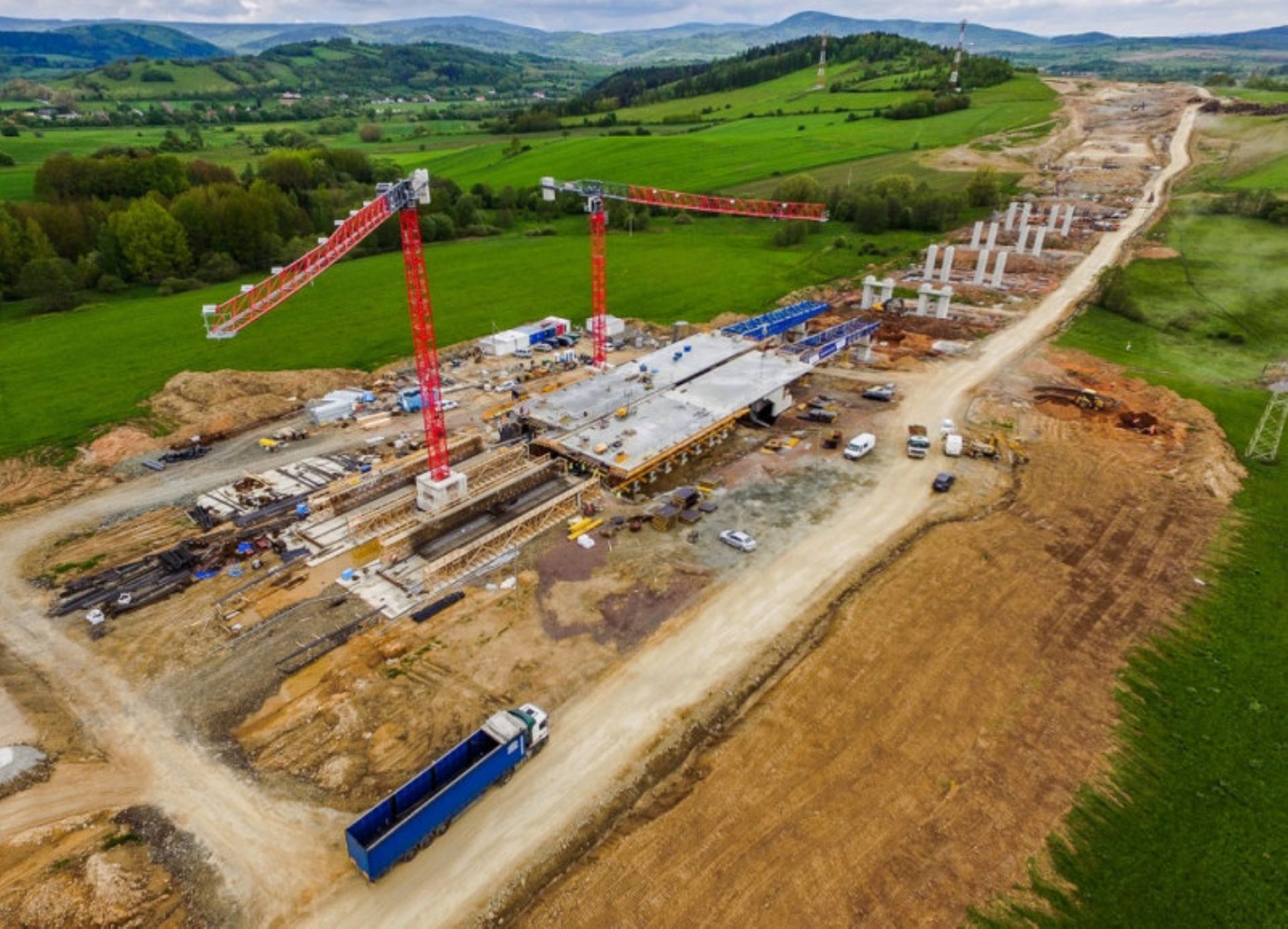 Postępy pracy przy budowie drogi ekspresowej S3 pomiędzy Kamienną Górą a Lubawką 