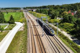 PKP PLK zwiększa prędkość pociągów na zmodernizowanych torach w Krakowie