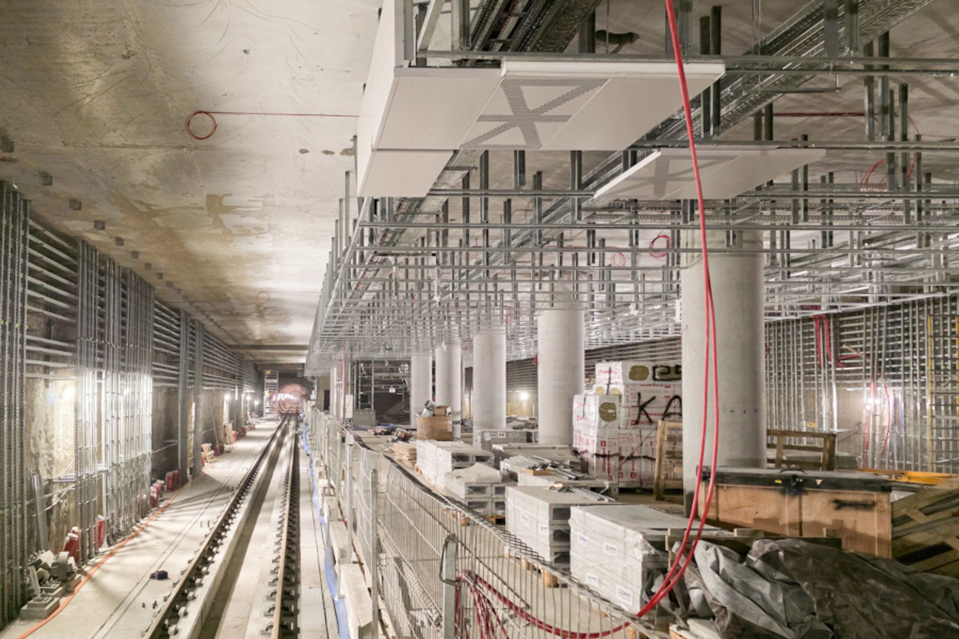 Nowe stacje metra linii M2 – rozpoczęły się prace wykończeniowe 