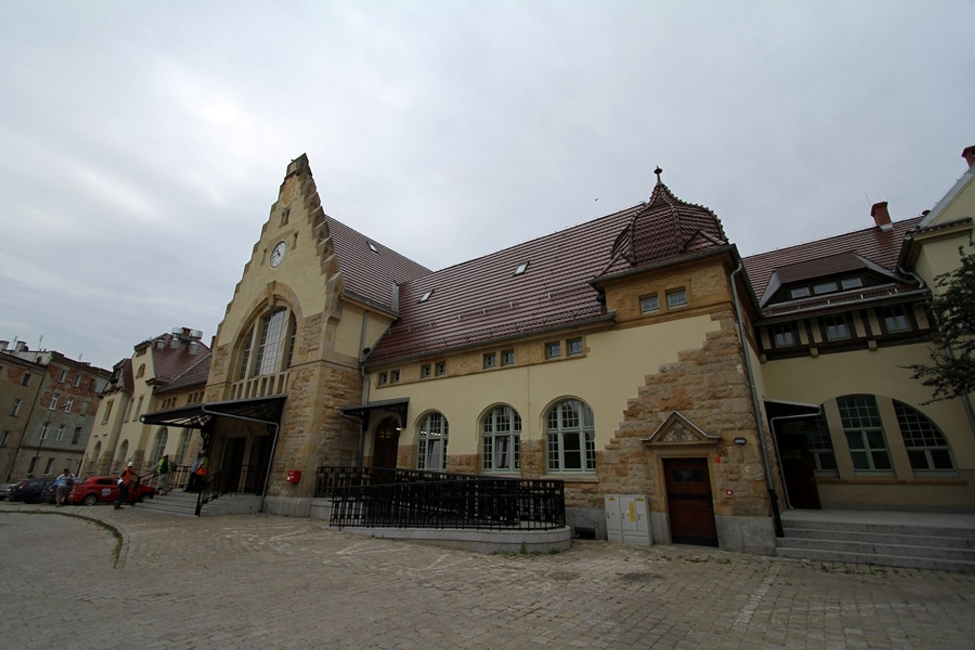  Dworzec kolejowy dla podróżnych w Świdnicy &#8211; budowa Centrum Przesiadkowego trwa