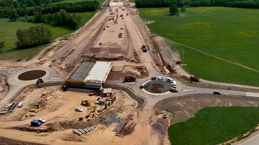 Czeska autostrada D11: Zaawansowane prace na 41-kilometrowym odcinku do granicy z Polską [FILM]
