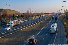 Ponad 17 kilometrowy odcinek  autostrady A2 między Łodzią a Warszawą zostanie rozbudowany o trzeci pas ruchu