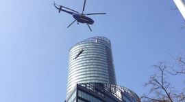 [Wrocław] Śmigłowiec zawisł nad Sky Tower - pomógł w montażu ostatnich elementów na dachu [VIDEO]