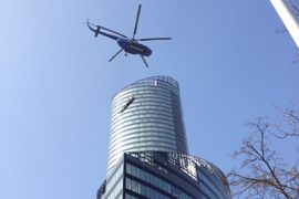 [Wrocław] Śmigłowiec zawisł nad Sky Tower - pomógł w montażu ostatnich elementów na dachu [VIDEO]