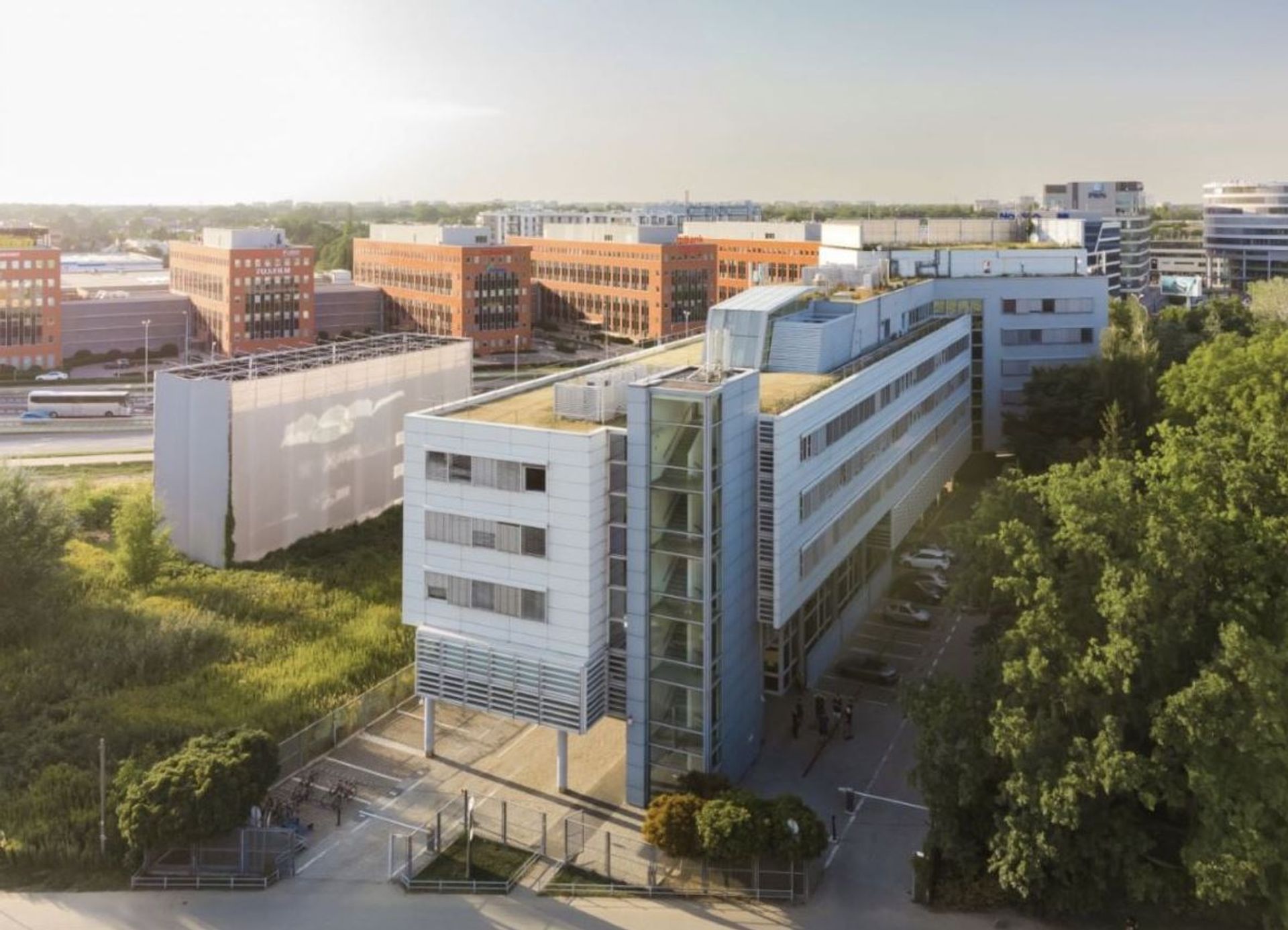 Uczelnia Łazarskiego kupiła biurowiec Taifun w Warszawie. Co w nim powstanie?