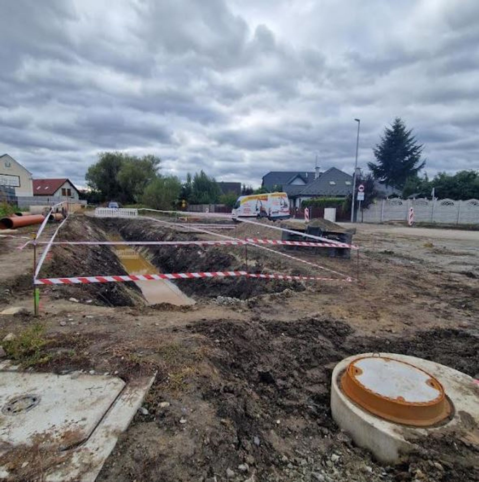 Ruszyła modernizacja infrastruktury drogowej w Chrząstawie Małej i Dobrzykowicach w gminie Czernica