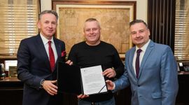 Polski producent zniczy rozbuduje fabrykę w woj. śląskim, przy wsparciu Katowickiej SSE