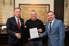 Polski producent zniczy rozbuduje fabrykę w woj. śląskim, przy wsparciu Katowickiej SSE