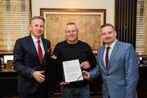 Polski producent zniczy rozbuduje fabrykę w woj. śląskim, przy wsparciu Katowickiej SSE