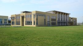 [mazowieckie] Ekologiczna American School of Warsaw w Bielawie rozbudowana