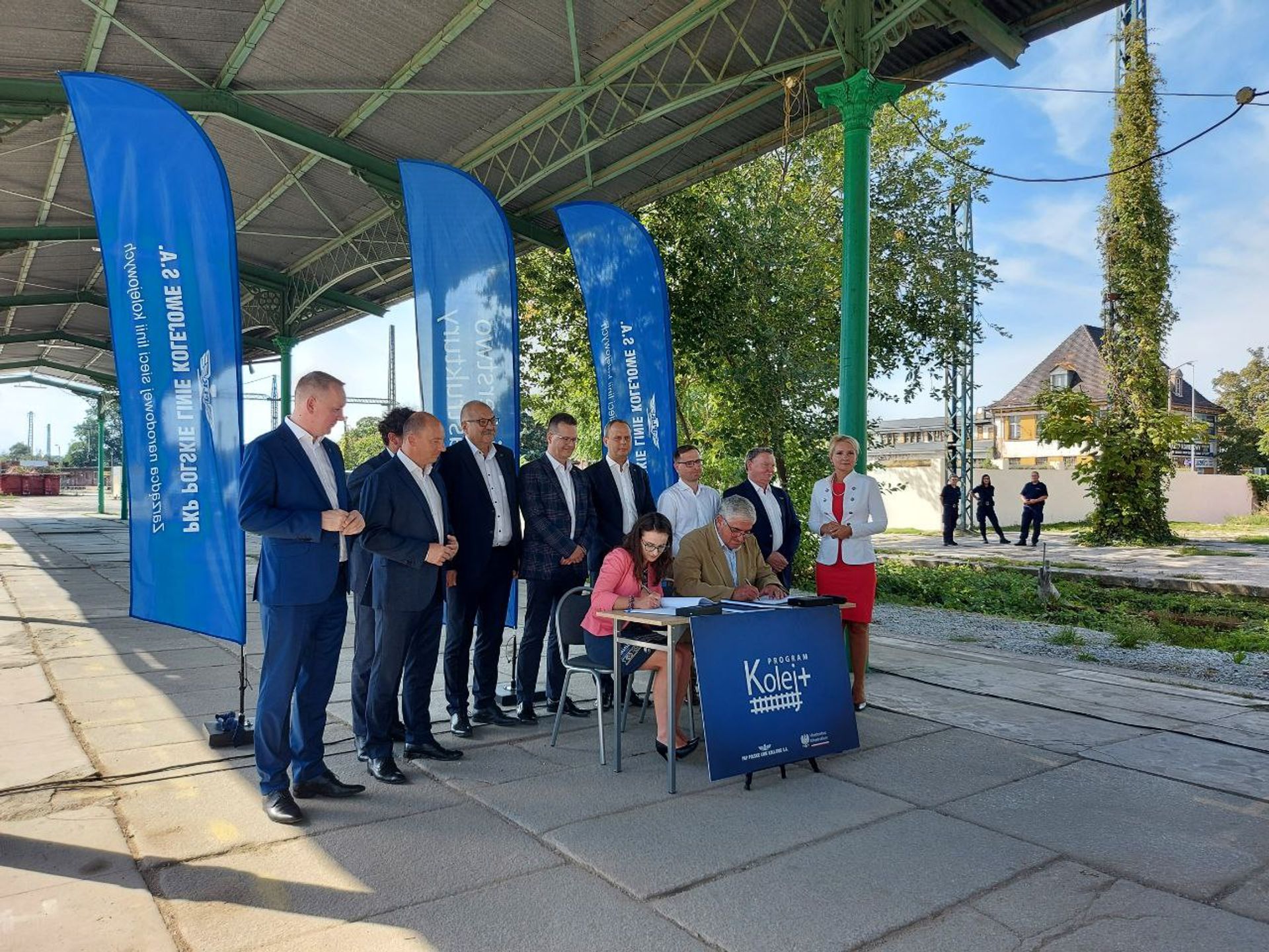 Podpisano umowy na remont Dworca Świebodzkiego we Wrocławiu i modernizację linii kolejowej Zgorzelec - Bogatynia