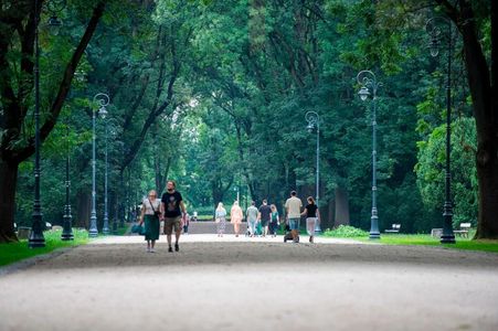 Zabytkowy Park Skaryszewski w Warszawie nabiera blasku