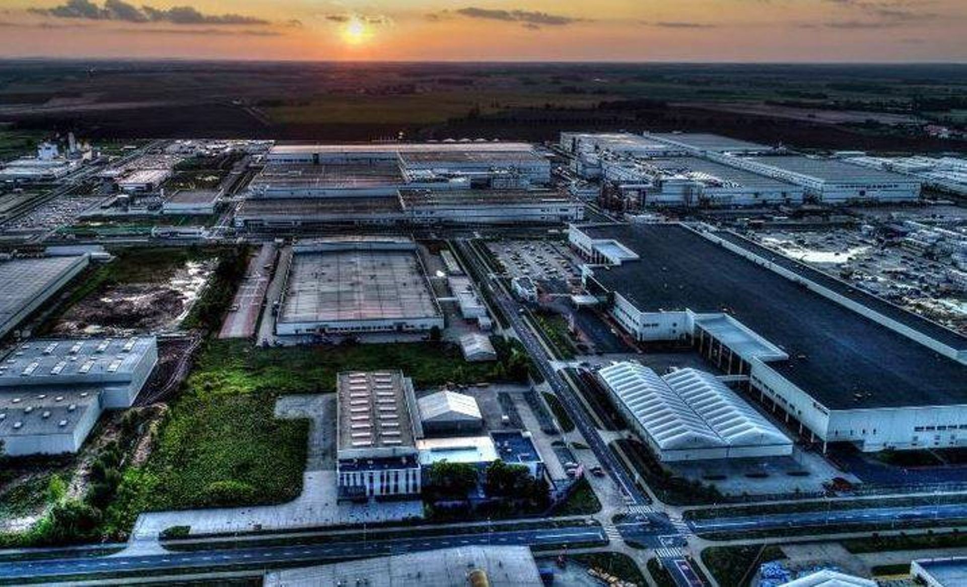 Powstająca pod Wrocławiem największa na świecie fabryka akumulatorów do aut elektrycznych będzie jeszcze większa