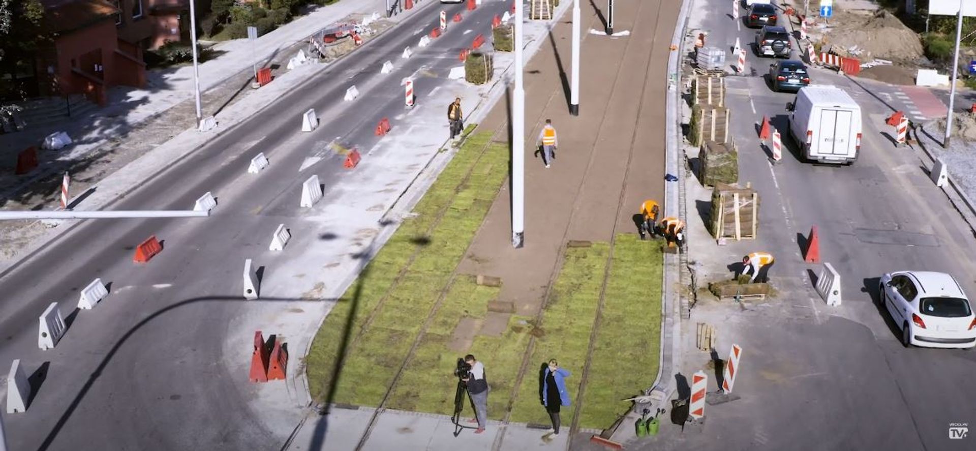 Na budowie nowej trasy tramwajowej przez Popowice powstaje nowe, zielone torowisko 
