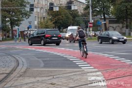 [Wrocław] Na skrzyżowaniu Hallera z Powstańców Śląskich rowerzyści skrecają razem z autami