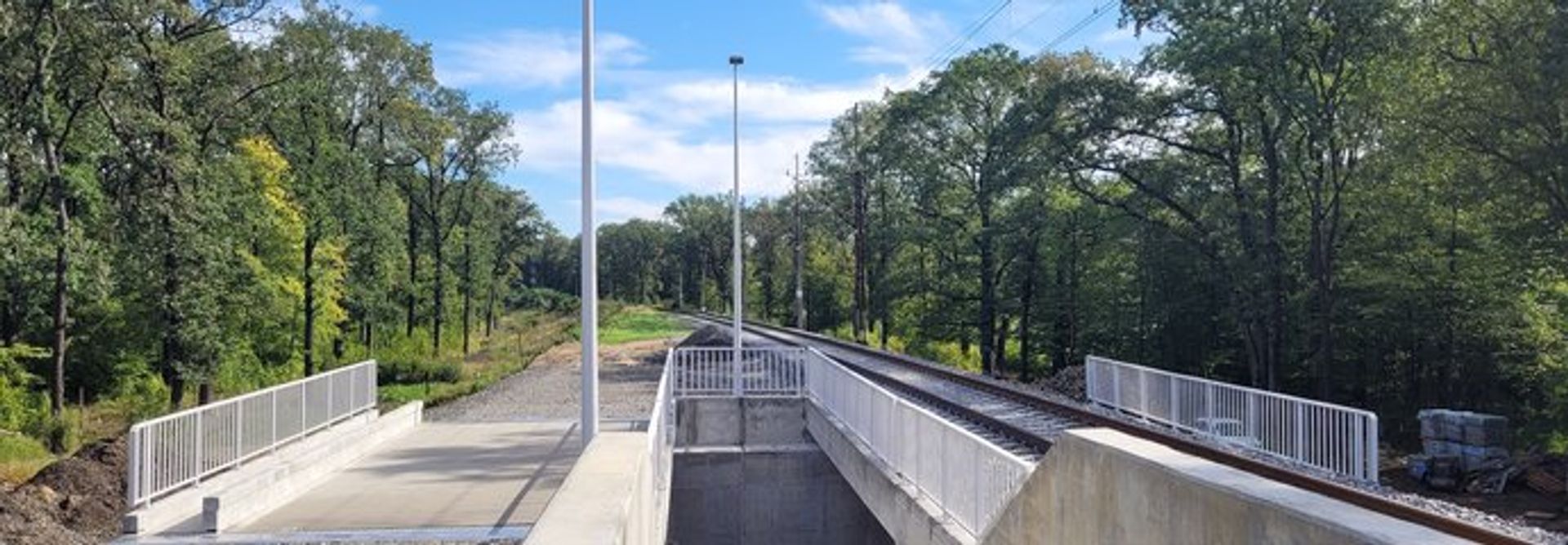 Pociągiem z Wrocławia przez Siechnice do Jelcza i Opola po nowych mostach i wiaduktach