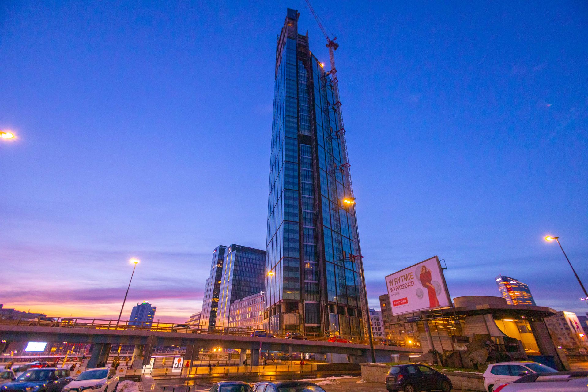 Warszawa: Przy ulicy Chmielnej trwa budowa 310 metrowej wieży Varso Tower 