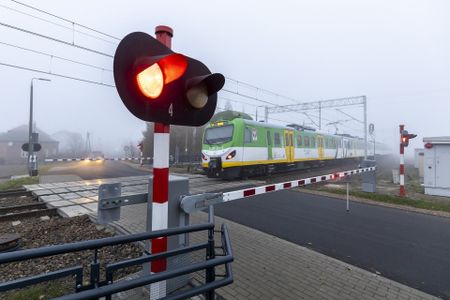 PKP PLK SA zwiększą bezpieczeństwo na ponad 40 przejazdach kolejowo-drogowych