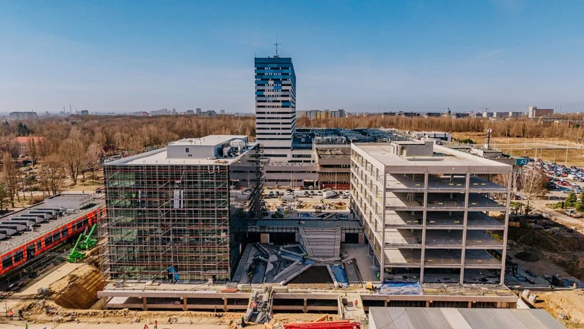 Wielka budowa przy CKD z lotu ptaka. Powstaje nowy gmach Uniwersytetu Medycznego w Łodzi 